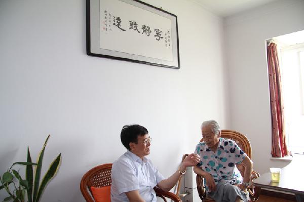 李局长看望慰问老党员刘迪同志