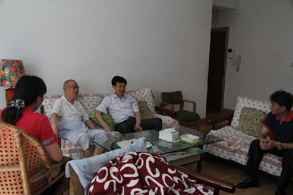 李局长看望慰问老党员付立同志